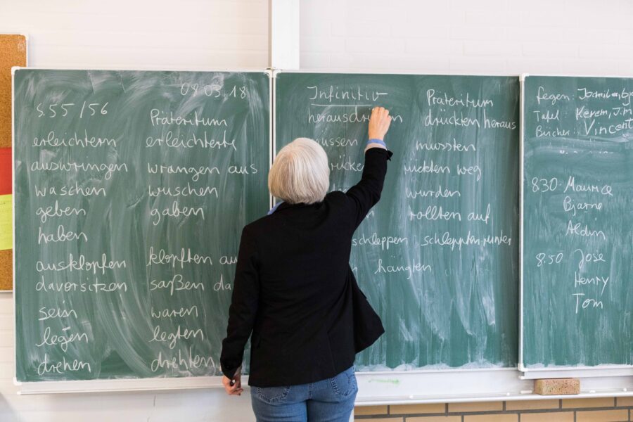 Lehrerin schreibt an Tafel