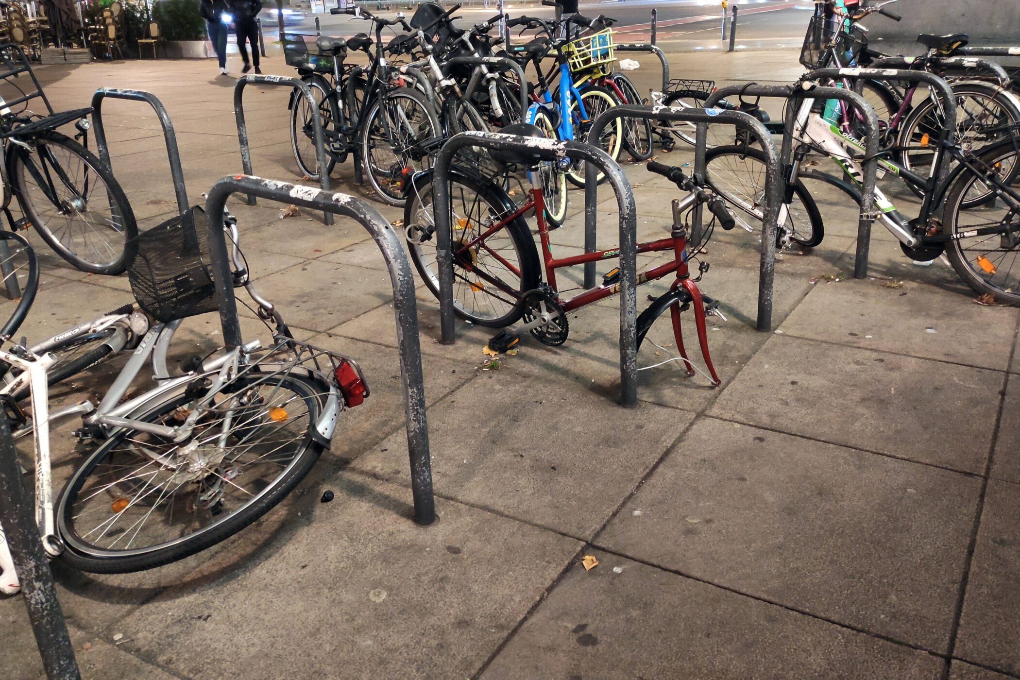Menschenmenge in rot-weißer Kleidung, einige mit Hüten und Schals, lächeln und halten Fahnen in einem Stadion.