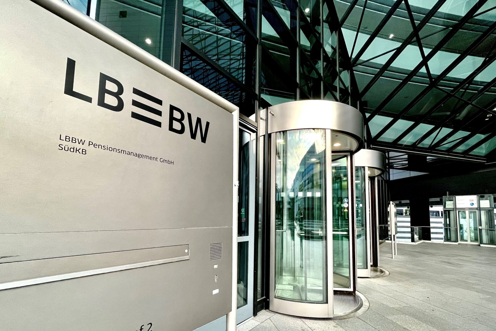 Gebäude mit LBBW-Logo und Drehtür, Glasfassade im Hintergrund.