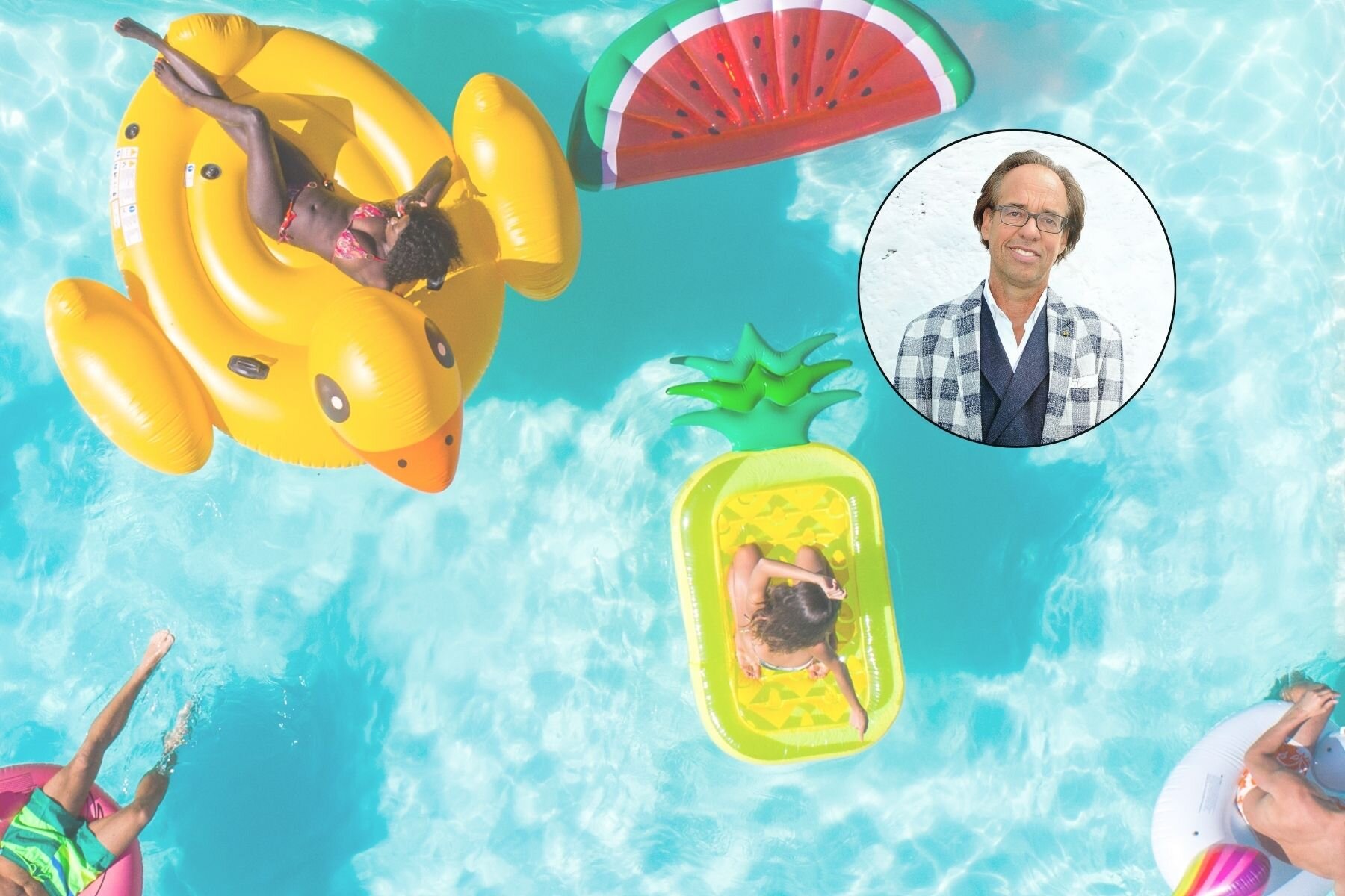 Personen auf bunten Schwimmreifen im Pool, Porträt eines Mannes im Anzug.