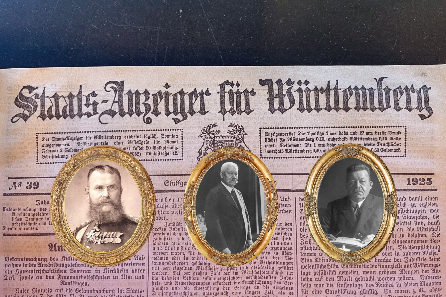 Drei Porträts in ovalen Rahmen auf einer alten Zeitung mit der Aufschrift "Staats-Anzeiger".