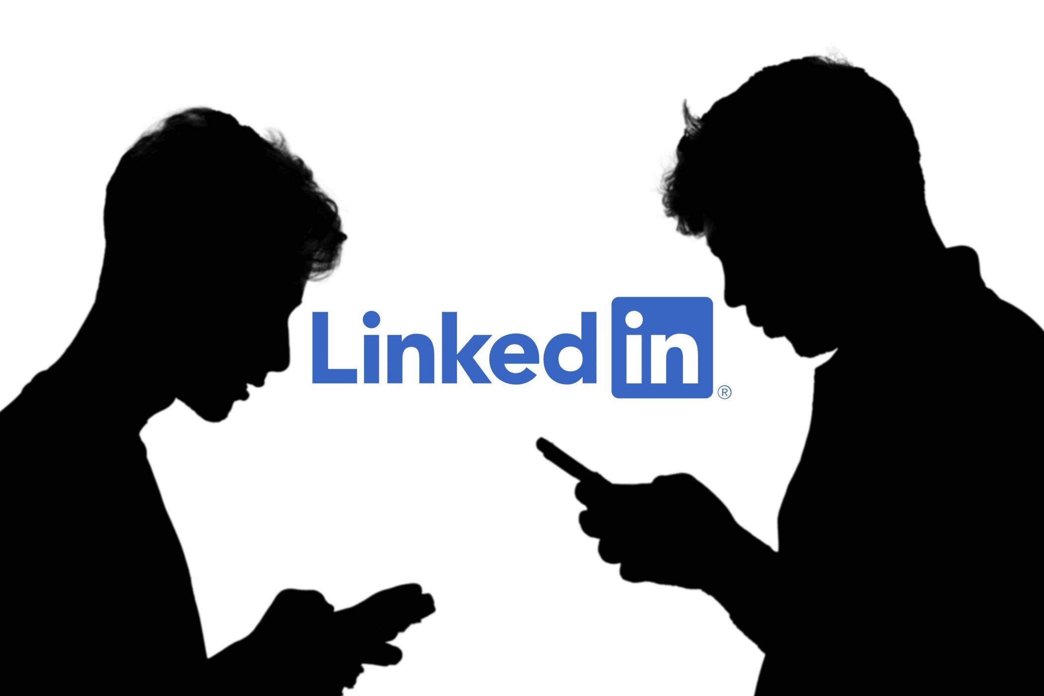 Zwei Silhouetten mit Smartphones, dazwischen das LinkedIn-Logo.