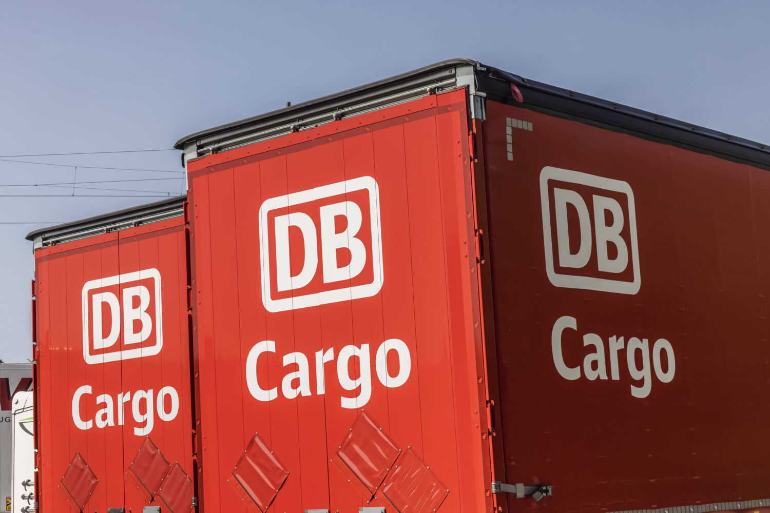 Zwei rote DB Cargo-Waggons mit weißem Logo und Schriftzug.
