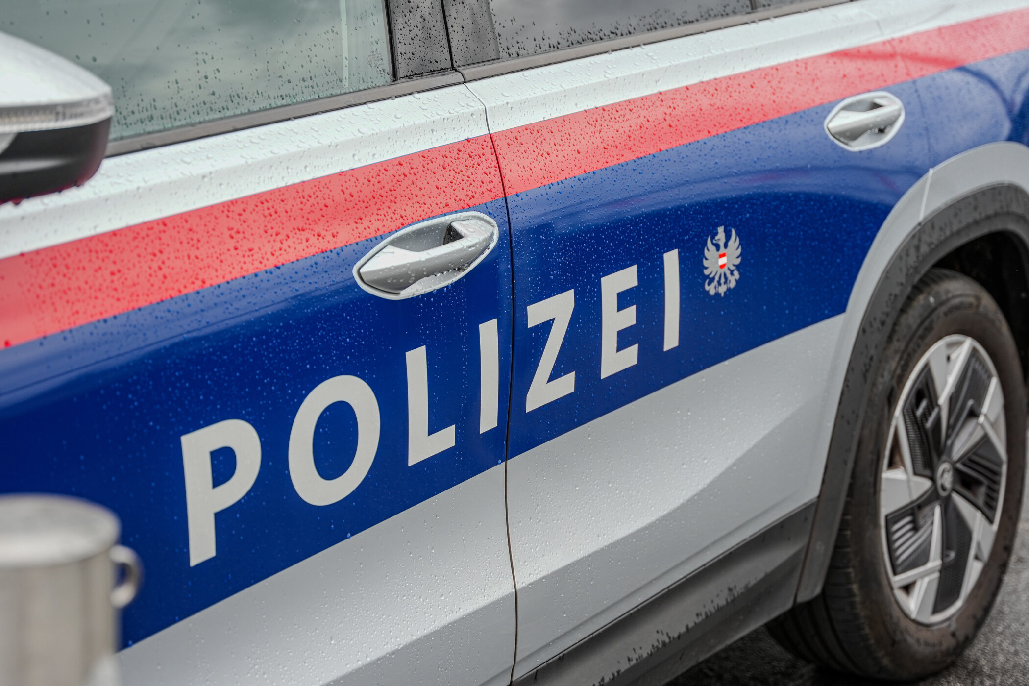Seitenansicht eines österreichischen Polizeiautos mit Schriftzug "Polizei".