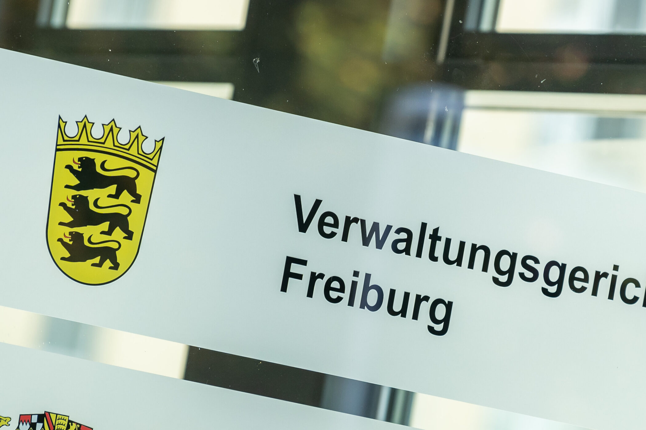 Schild mit Wappen und Text "Verwaltungsgericht Freiburg".