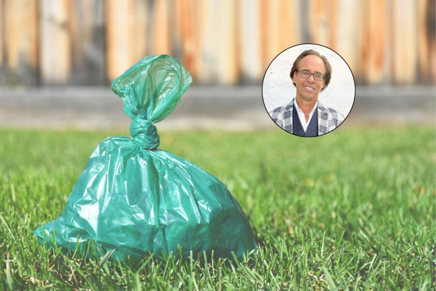 Grüner Plastikbeutel auf Gras, Porträt eines Mannes im Kreis darüber.