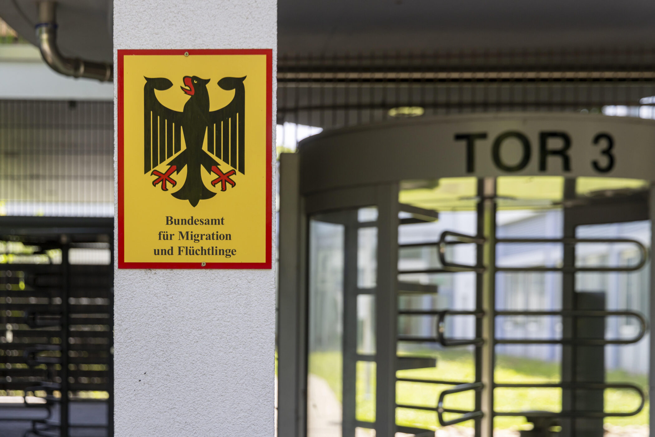Schild mit Bundesadler und Text "Bundesamt für Migration und Flüchtlinge".