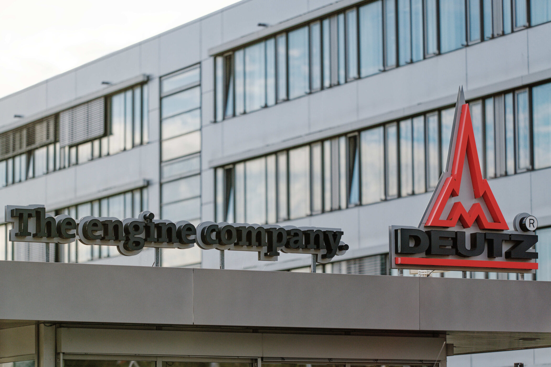 Gebäude mit den Schildern "The engine company." und "DEUTZ".