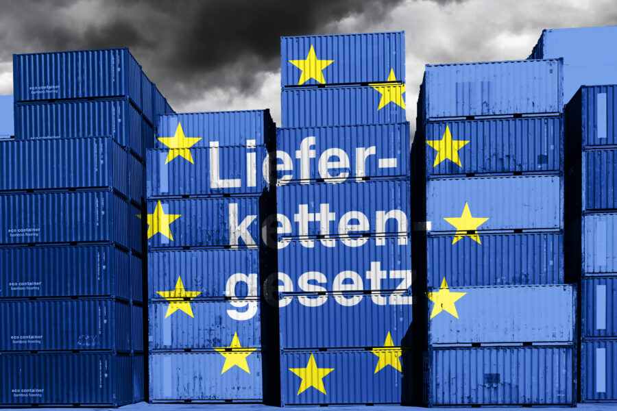 Blaue Container mit EU-Sternen, Text: "Lieferkettengesetz".