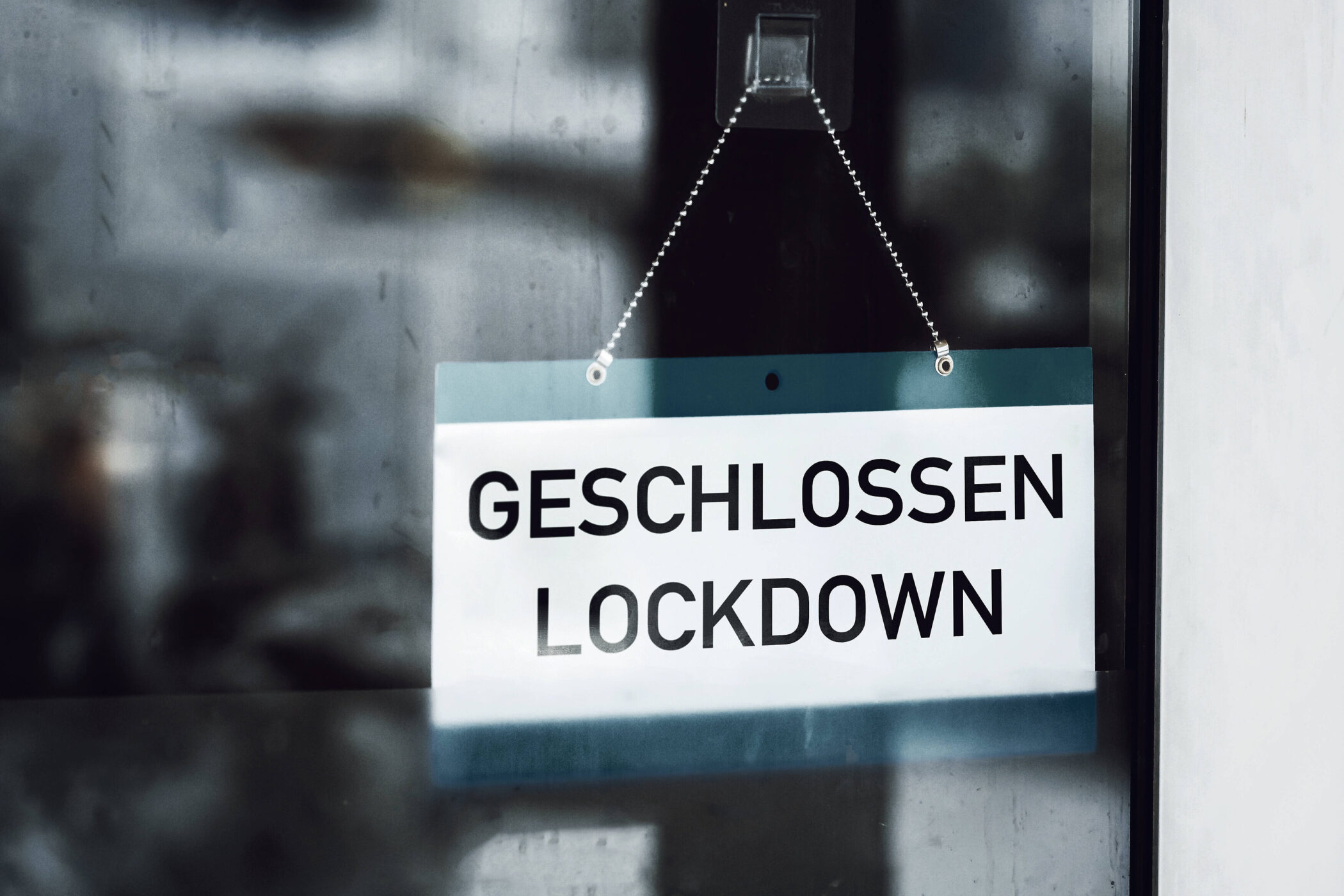 Schild an Tür mit Aufschrift: "GESCHLOSSEN LOCKDOWN".