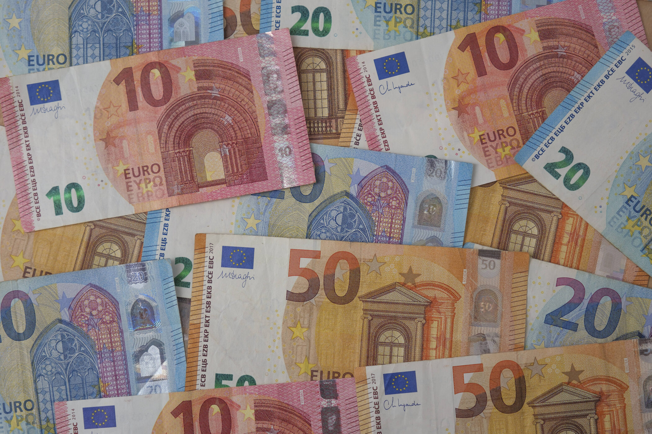 Verschiedene Euro-Banknoten in 10, 20 und 50 Euro Werten.