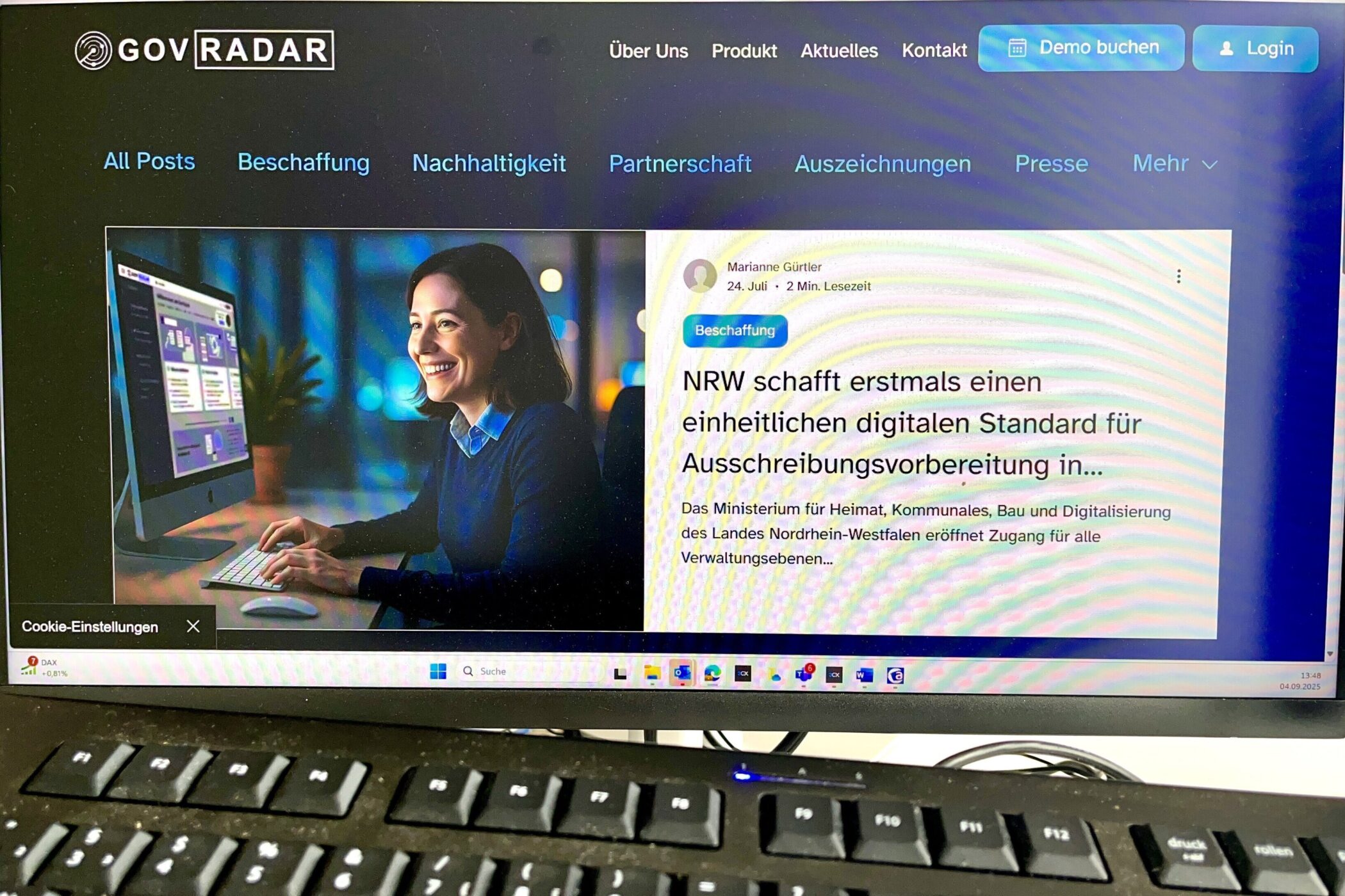 Monitor mit Webseite von GOVRADAR, Frau am Computer, Text über digitalen Standard in NRW.
