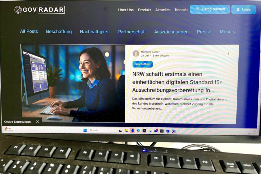 Monitor mit Webseite von GOVRADAR, Frau am Computer, Text über digitalen Standard in NRW.