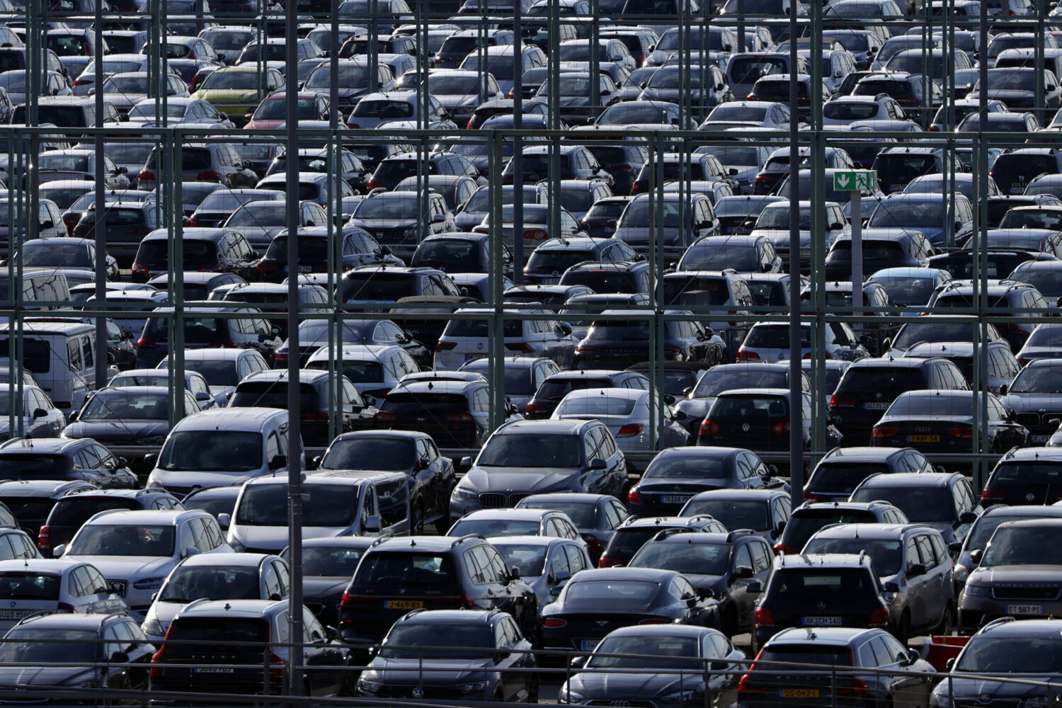 Viele geparkte Autos in einem Parkhaus, dicht an dicht.
