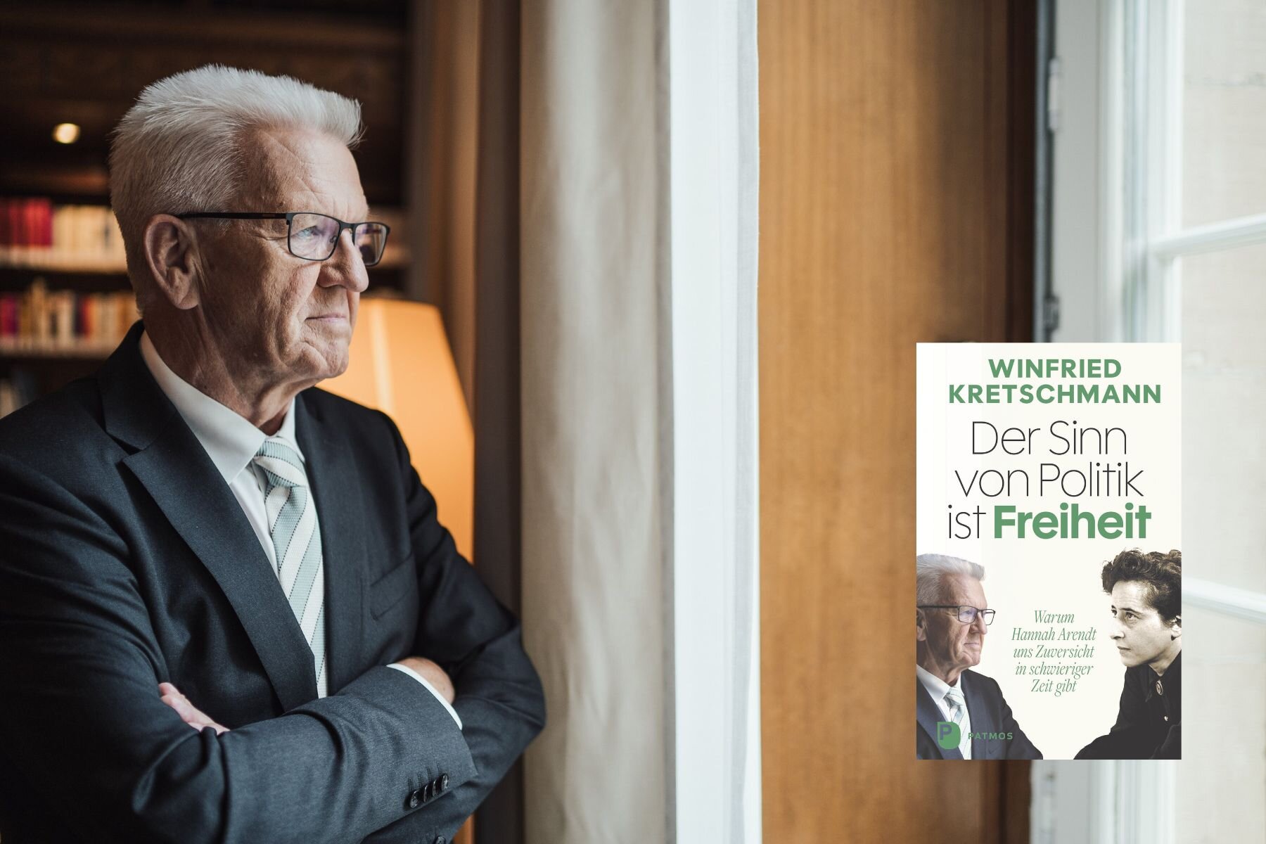 Älterer Mann im Anzug schaut aus dem Fenster, Buchcover daneben.