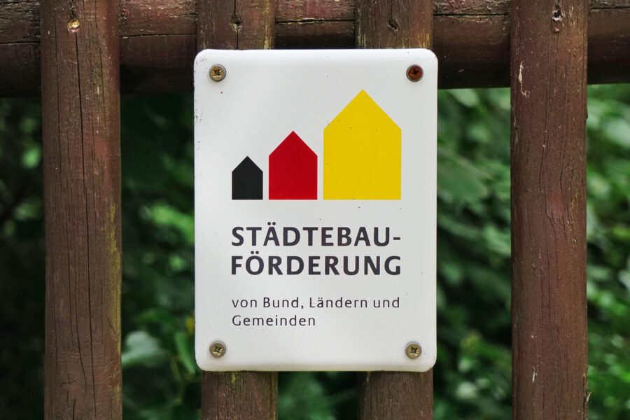 Schild mit drei Häusern und Text: "Städtebauförderung von Bund, Ländern und Gemeinden".