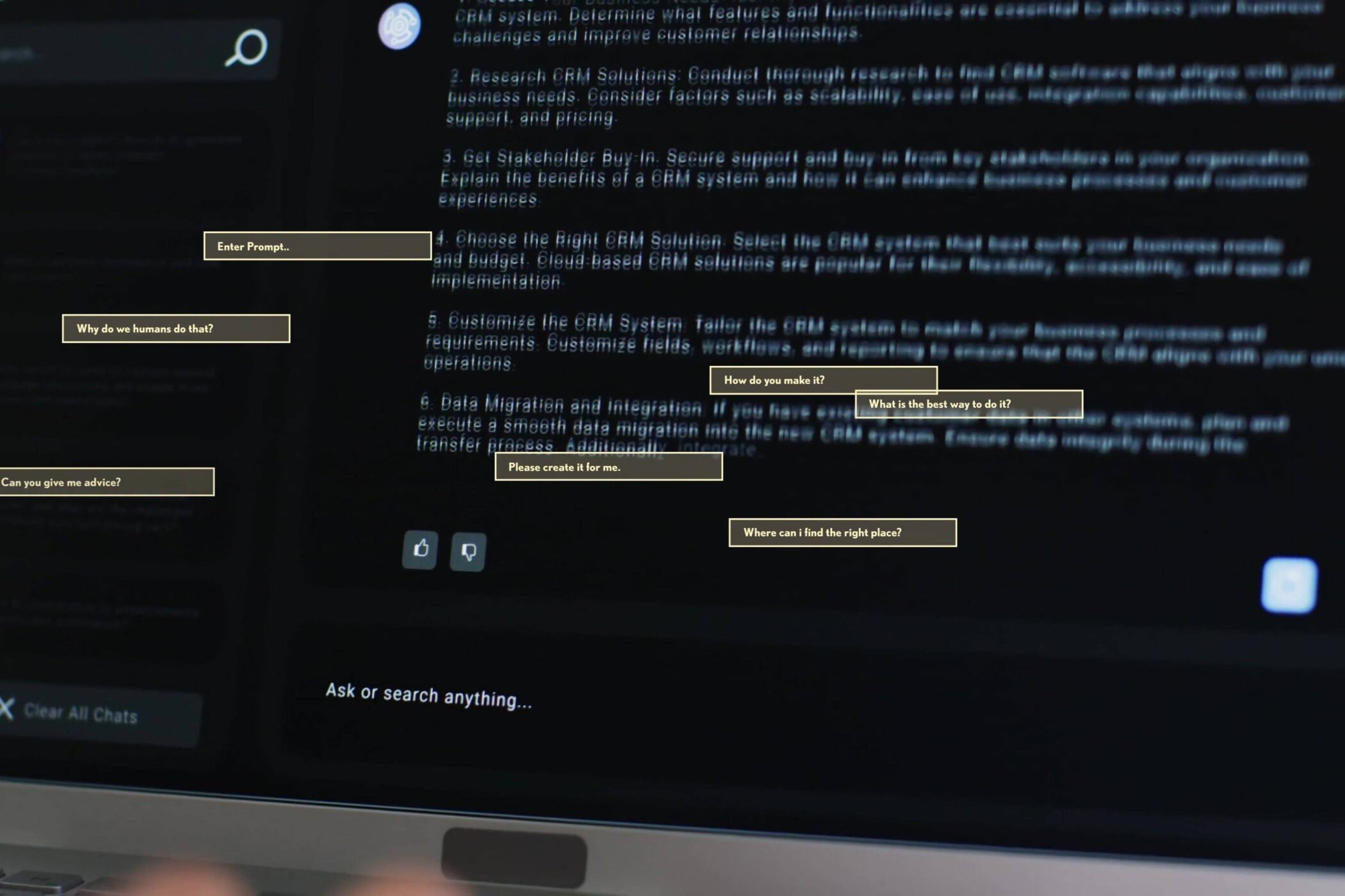 Laptopbildschirm mit Text und Suchleiste, mehrere Textfelder mit Fragen.