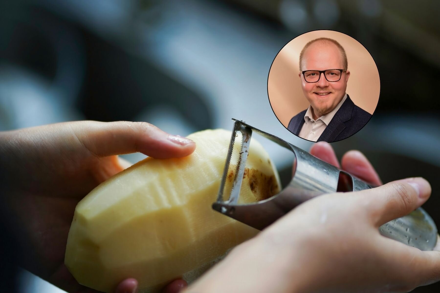 Hände schälen Kartoffel mit Schäler, Porträt eines Mannes im Kreis eingeblendet.