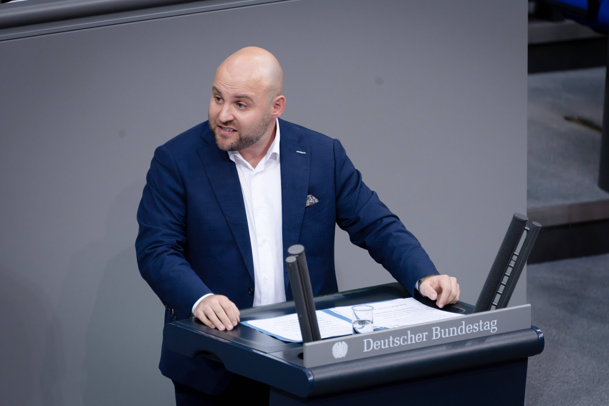 Ein Mann spricht am Rednerpult im Deutschen Bundestag.