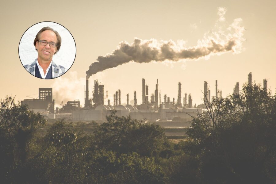 Industrieanlage mit rauchendem Schornstein, Porträt eines Mannes im Kreis eingeblendet.