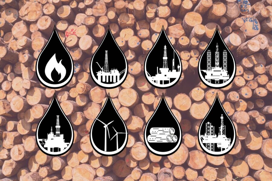 Acht Tropfen mit Energiesymbolen vor Holzstapeln.