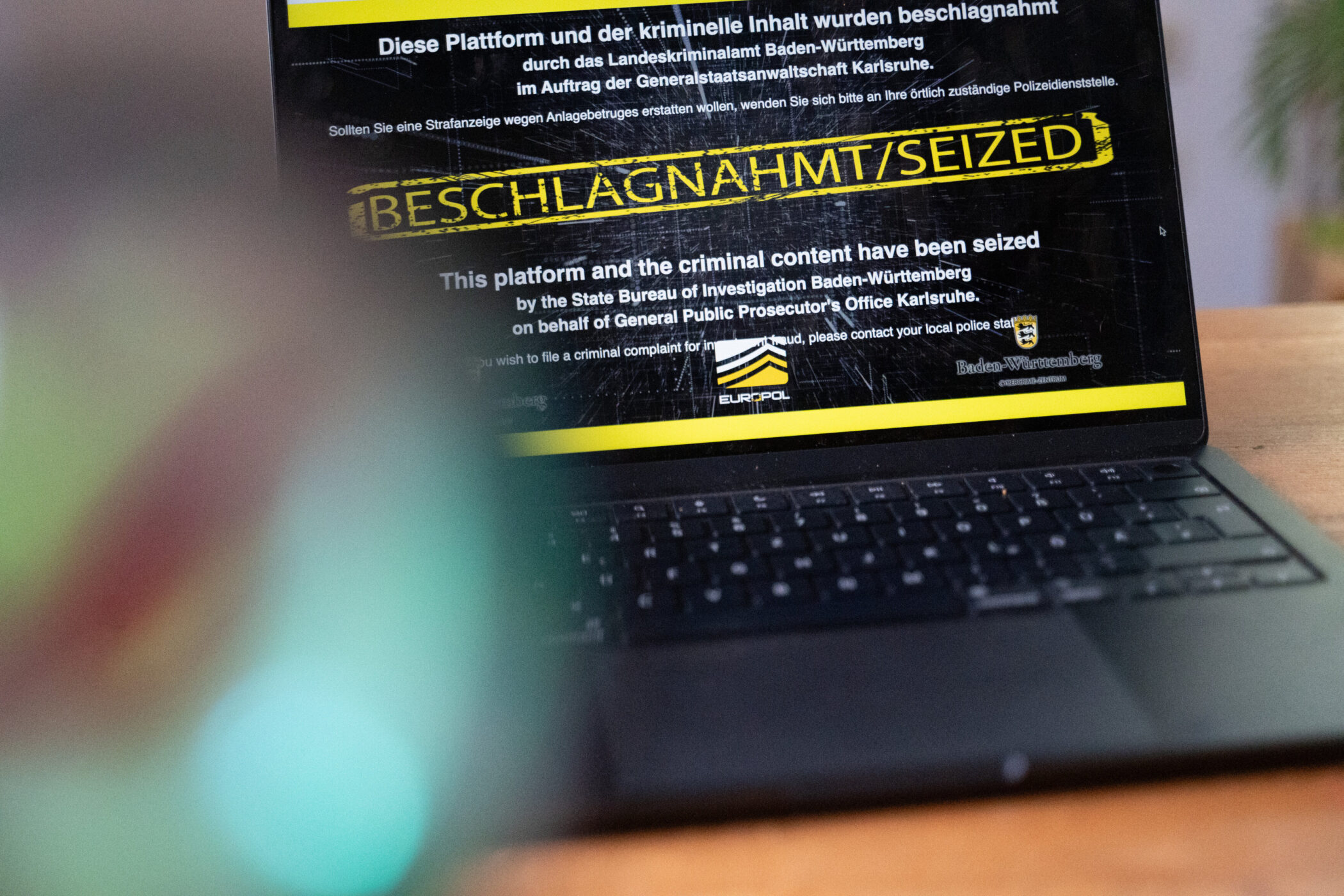 Laptopbildschirm mit Text "BESCHLAGNAHMT/SEIZED" und Behördenlogos.