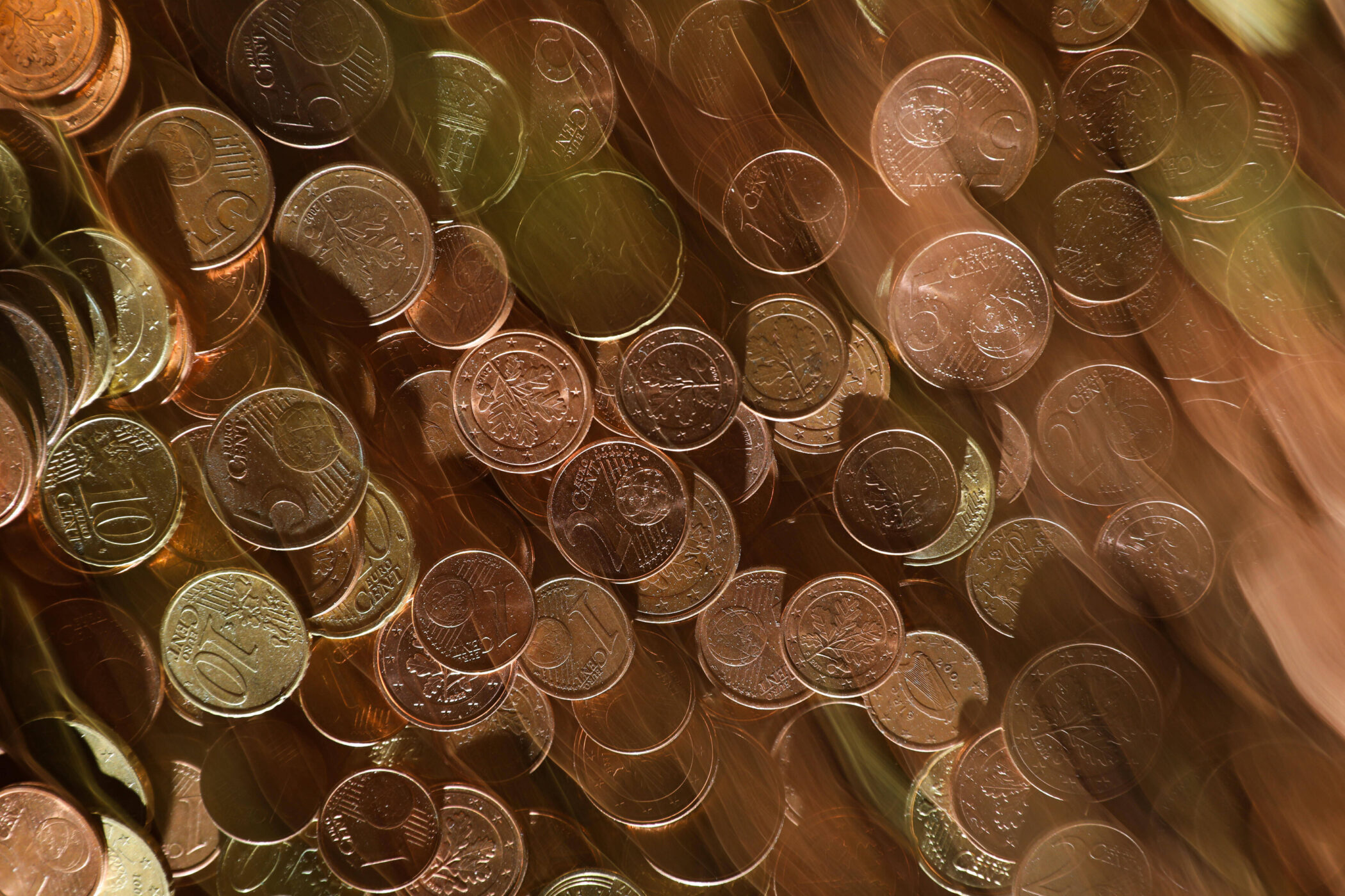 Viele Euro-Cent-Münzen in Bewegung.