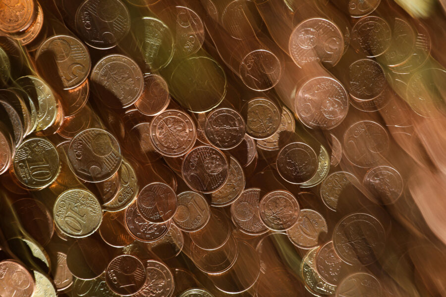 Viele Euro-Cent-Münzen in Bewegung.
