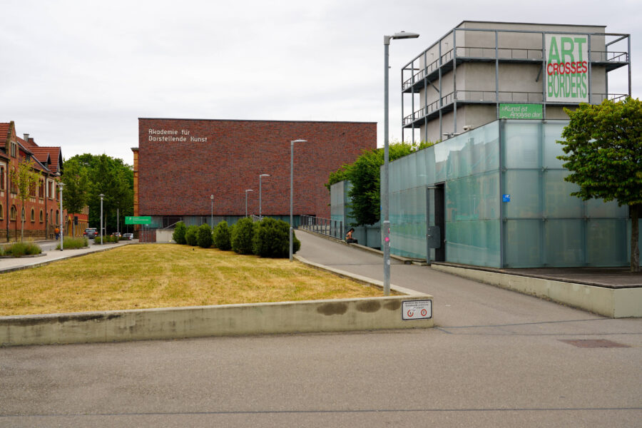 Moderne Gebäude mit Schriftzug "Akademie für Darstellende Kunst", daneben Glasbau.