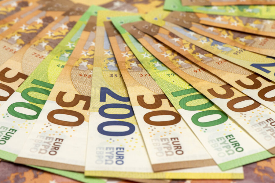 Mehrere Euro-Banknoten in verschiedenen Stückelungen fächerförmig angeordnet.