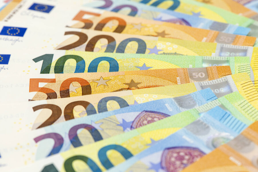 Verschiedene Euro-Banknoten in Fächerform angeordnet.
