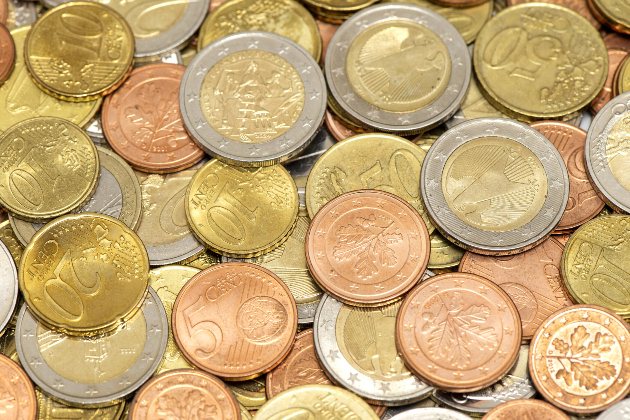 Verschiedene Euro-Münzen in einem Haufen.