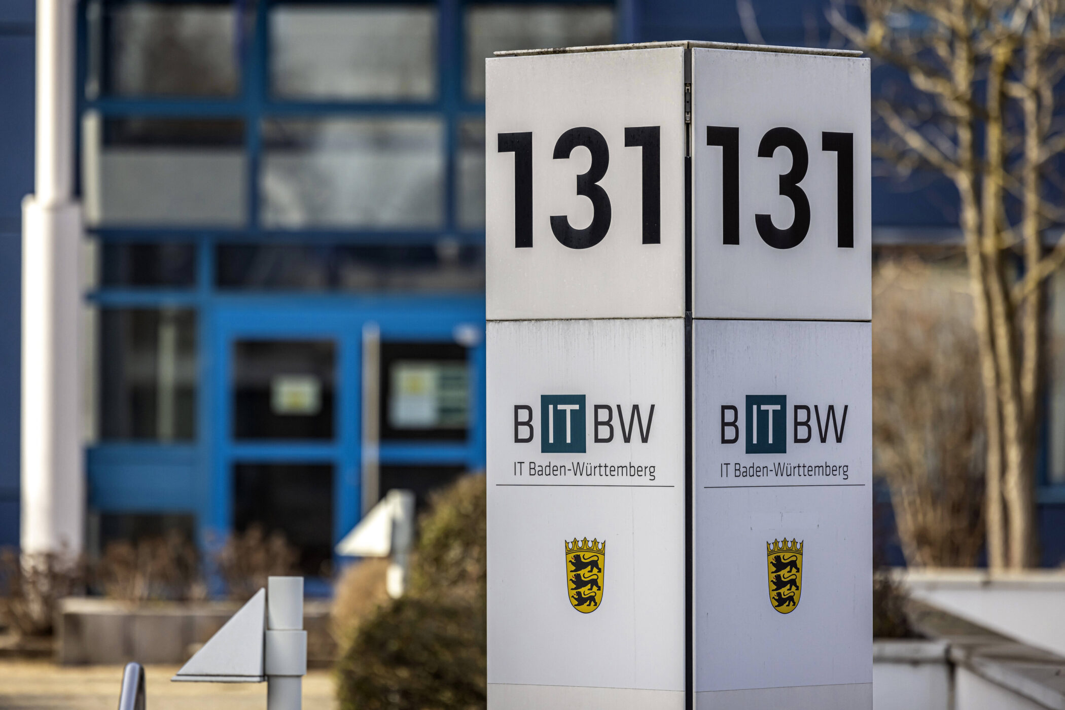 Säule mit der Aufschrift "131" und "BITBW IT Baden-Württemberg".