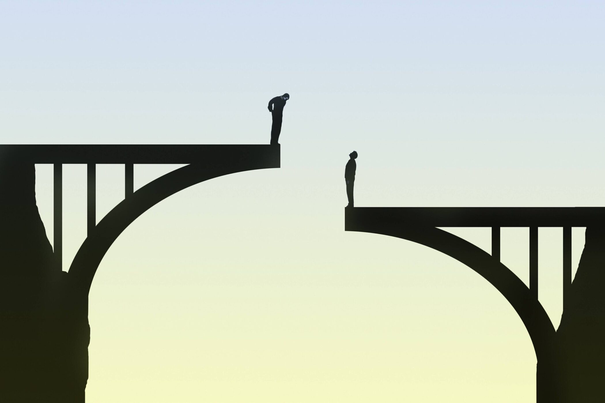 Zwei Personen stehen auf gegenüberliegenden Brückenenden und schauen sich an.
