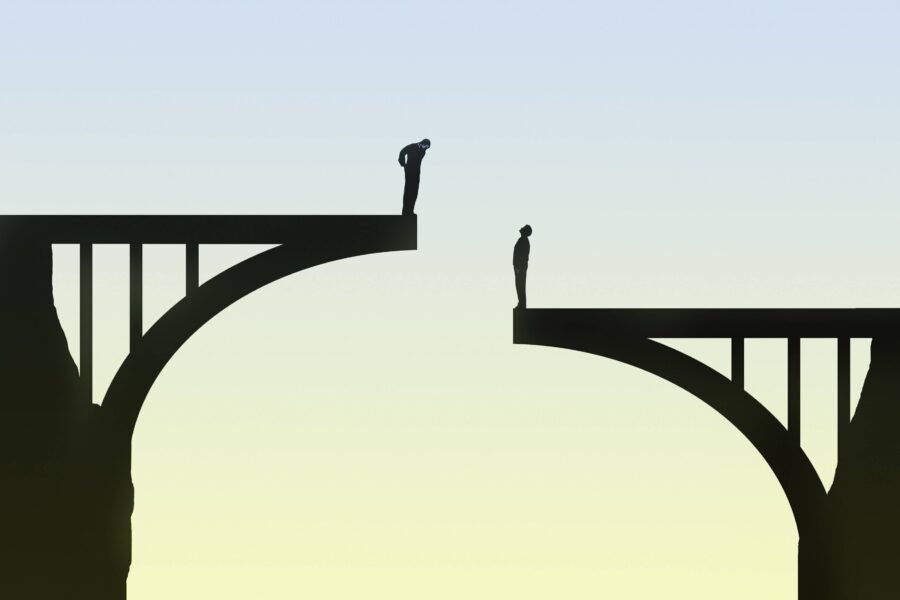 Zwei Personen stehen auf gegenüberliegenden Brückenenden und schauen sich an.