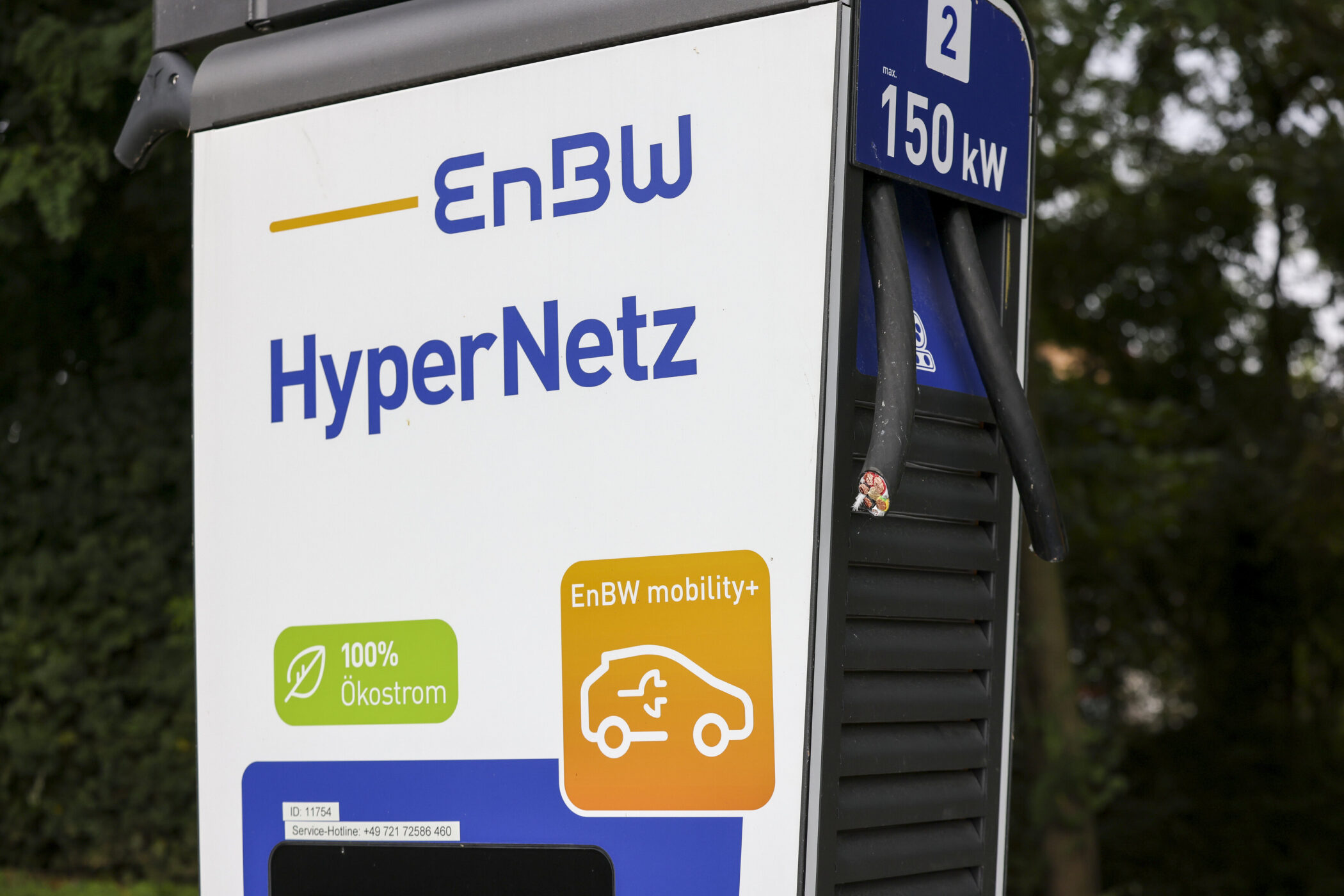 Ladestation mit EnBW-Logo, "HyperNetz", 150 kW, 100% Ökostrom.