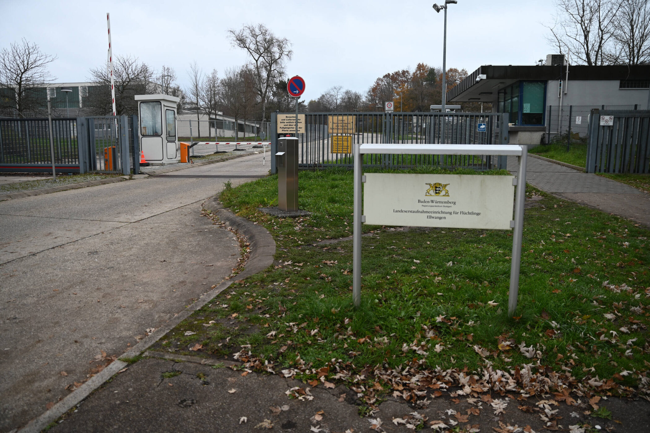 Eingang mit Schranke und Schild "Landeserstaufnahmeeinrichtung für Flüchtlinge Ellwangen".
