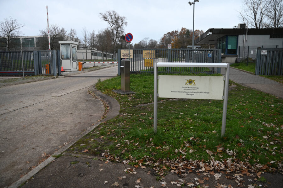 Eingang mit Schranke und Schild "Landeserstaufnahmeeinrichtung für Flüchtlinge Ellwangen".