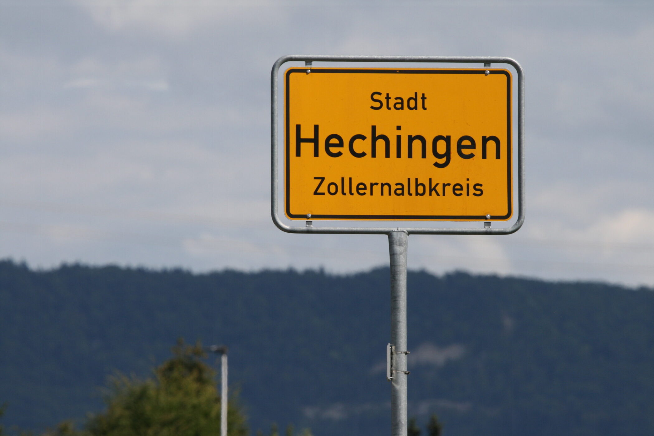 Gelbes Ortsschild mit der Aufschrift "Stadt Hechingen Zollernalbkreis".