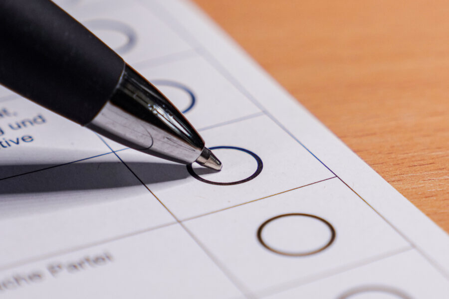 Kugelschreiber über einem Kreis auf einem Papier mit mehreren Kreisen.