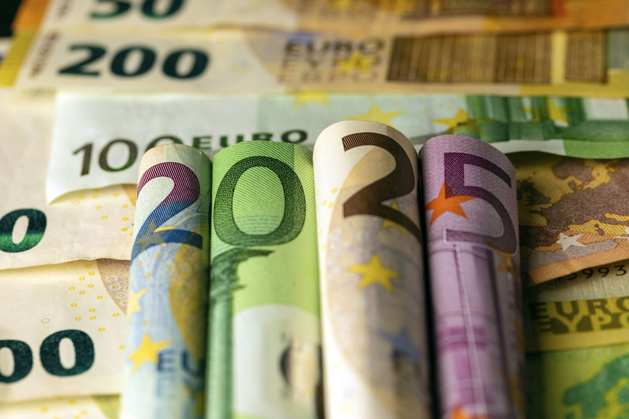 Gerollte Euro-Geldscheine bilden die Zahl 2025.