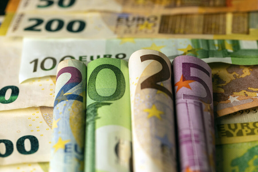 Gerollte Euro-Geldscheine bilden die Zahl 2025.