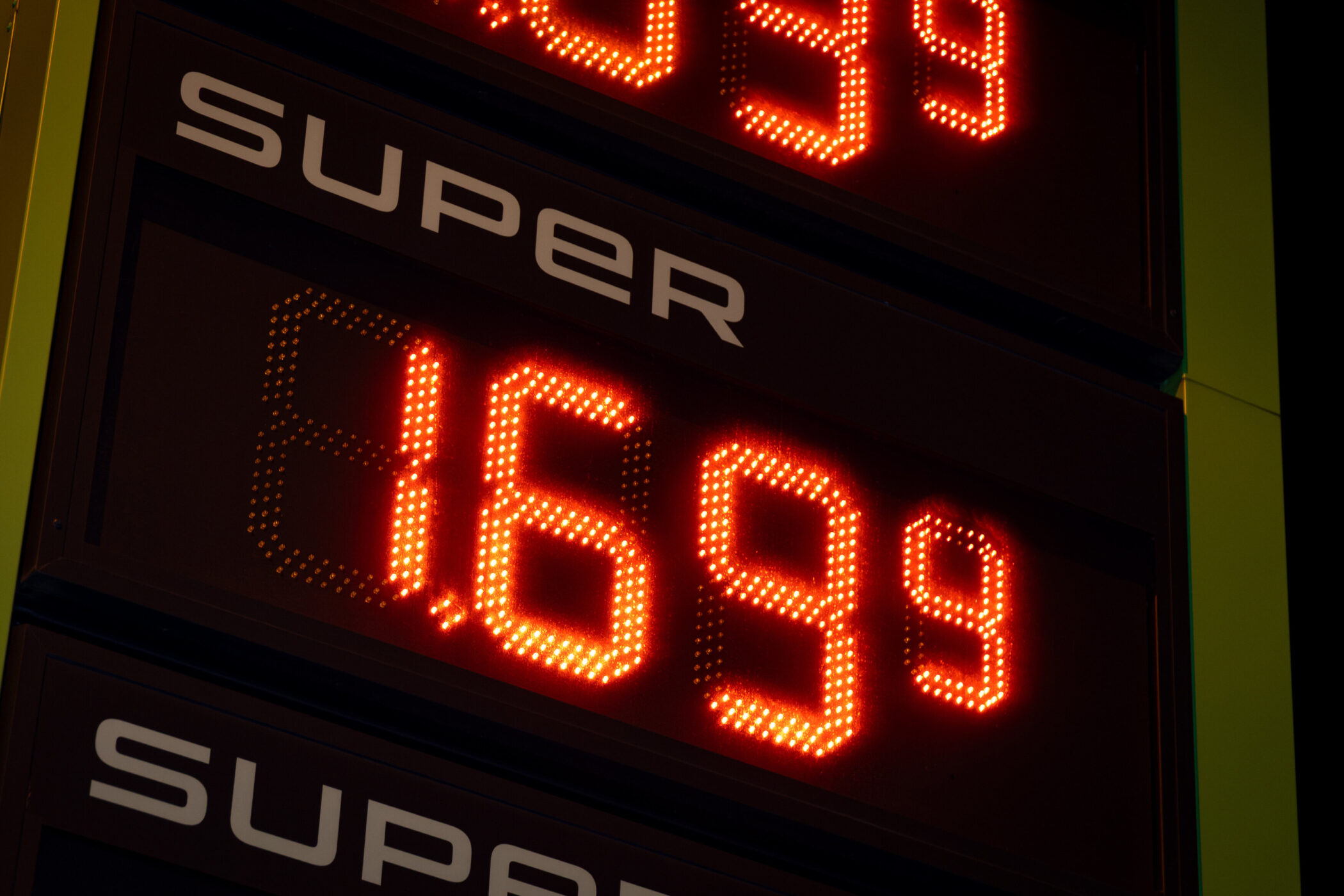 Preisanzeige für Superbenzin, 1,699 in roten Ziffern.