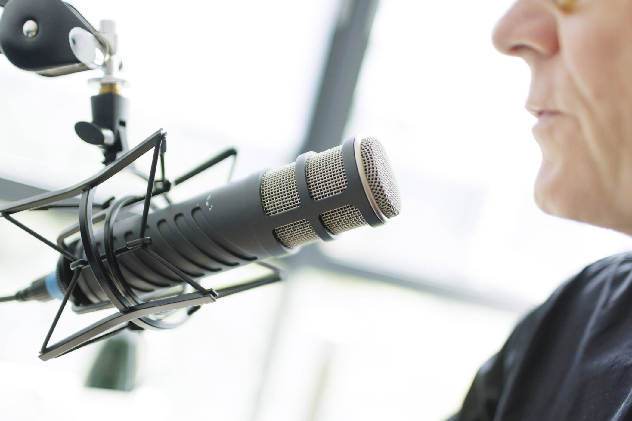 Person spricht in ein Mikrofon.