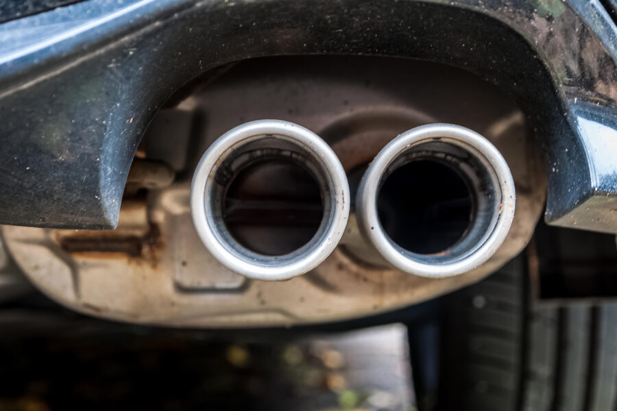 Zwei Auspuffrohre unter einem Fahrzeugheck.
