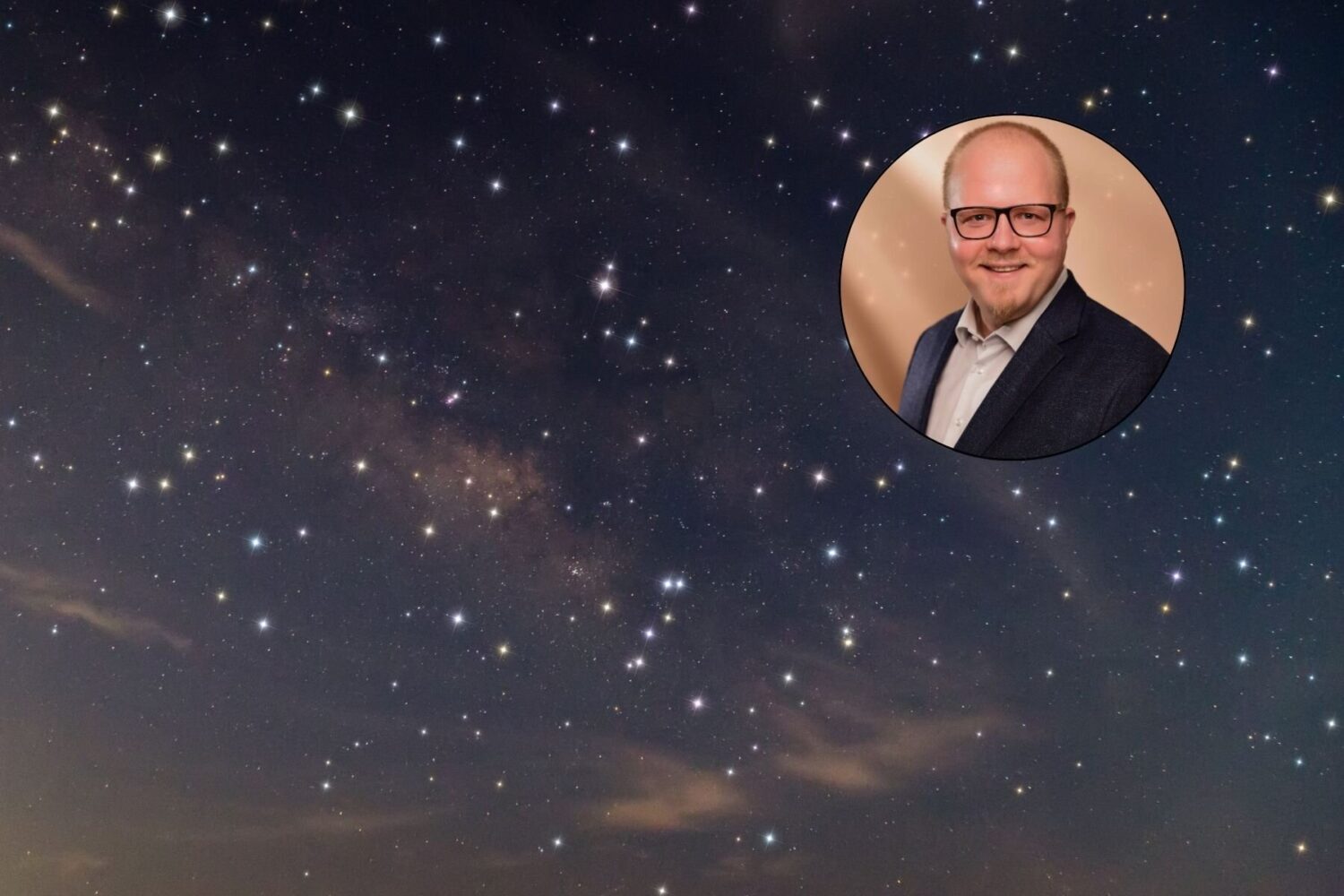 Sternenhimmel mit rundem Porträt eines lächelnden Mannes in Anzug und Brille.