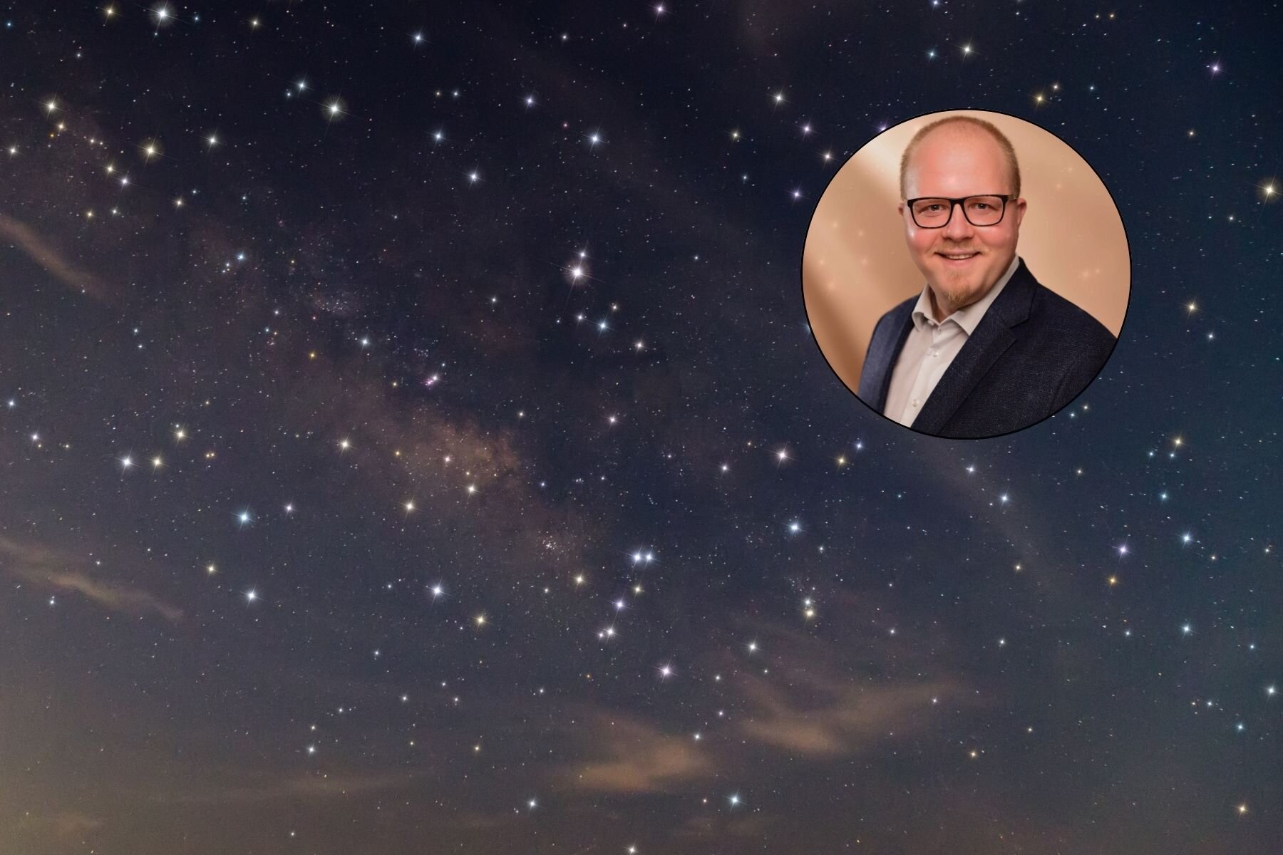 Sternenhimmel mit rundem Porträt eines lächelnden Mannes in Anzug und Brille.