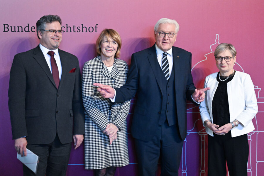 Vier Personen vor einer Wand mit der Aufschrift "Bundesgerichtshof".