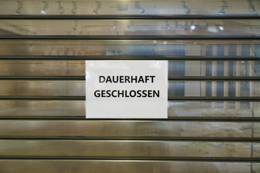Metallrolltor mit Schild "DAUERHAFT GESCHLOSSEN".