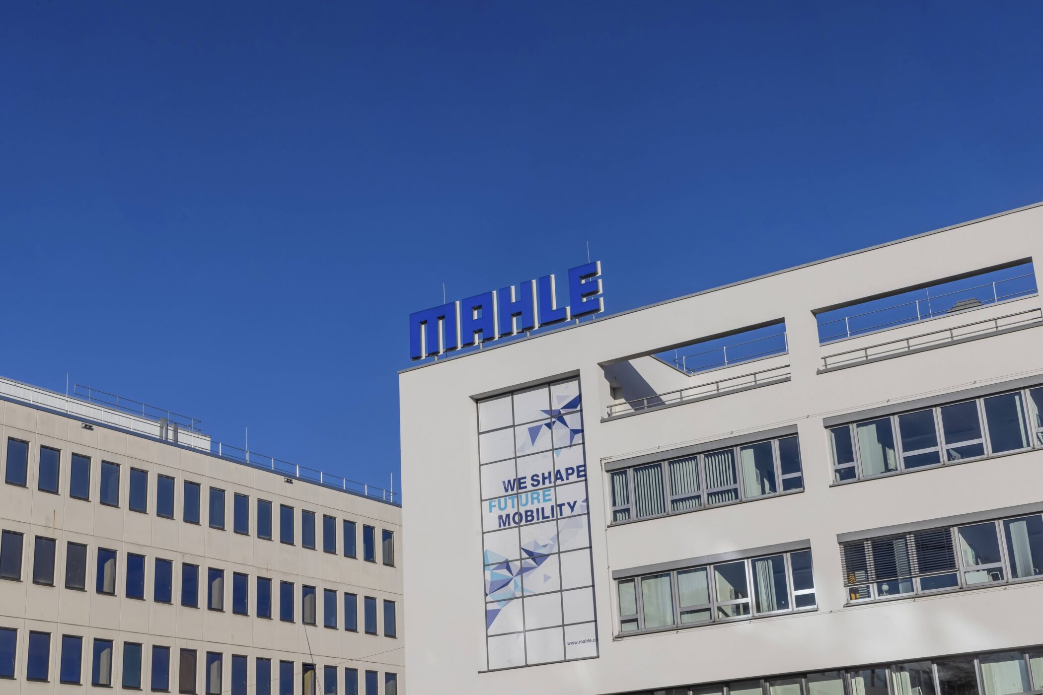 Gebäude mit "MAHLE"-Logo und Slogan "We Shape Future Mobility".